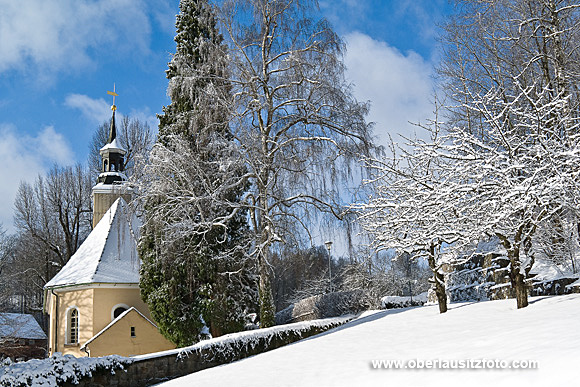 Foto von Peter Hennig PIXELWERKSTATT Kirche Lückendorf im Winter